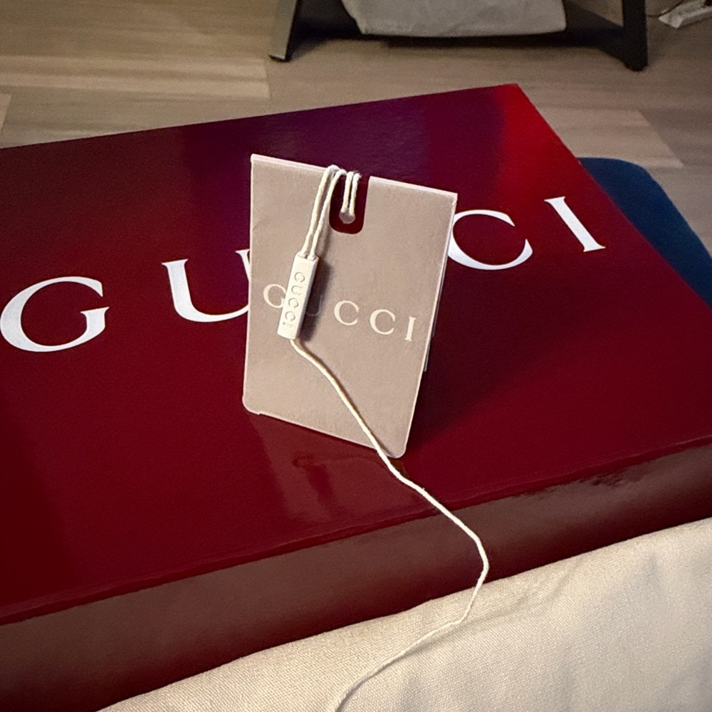 GUCCI GG Emblem small shoulder bag, Black embossed leather - Picture 9 of 16